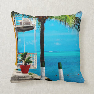 Cojín Decorativo Palmera en el jardín de una casa por el mar