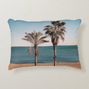 Cojín Decorativo Palmera en la orilla de la playa por la mañana