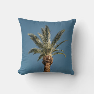 Cojín Decorativo Palmera verde bajo cielo azul por la mañana