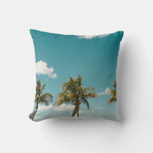 Cojín Decorativo Palmera verde bajo cielo azul por la mañana