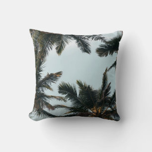 Cojín Decorativo Palmera verde bajo cielo blanco por la mañana