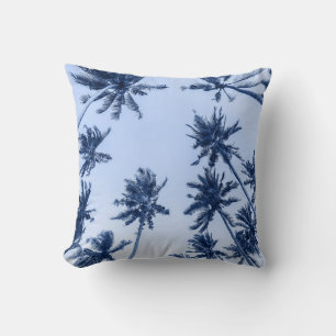 Cojín Decorativo Palmeras altas, cielo azul claro.