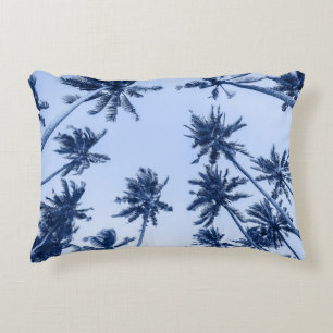 Cojín Decorativo Palmeras altas, cielo azul claro.