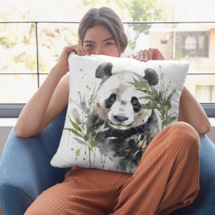 Cojín Decorativo Panda lindo entre la acuarela de bambú