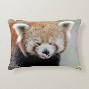 Cojín Decorativo Panda rojo con foto de almohada.
