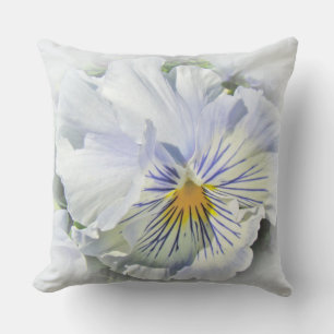 Cojín Decorativo Pansies - Un árbol de primavera en blanco con azul