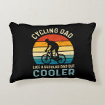 Cojín Decorativo Papá ciclista | Ciclista | Ciclista | Aventura<br><div class="desc">Celebra el espíritu fresco y atrevido de los papás ciclistas con esta almohada divertida y divertida. Con un padre que pedalea a través de la vida con estilo, este diseño es perfecto para los aficionados al ciclismo que equilibran orgullosamente la vida familiar y el fitness. Muestra tu amor por el...</div>