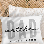 Cojín Decorativo Papá desde el 20XX Preppy simple moderno<br><div class="desc">Este diseño sencillo y moderno se compone de una tipografía de san serif.</div>
