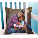 Cojín Decorativo Papá | Resumen de texto del Boho con dos fotos<br><div class="desc">Esta sencilla y elegante almohada para tu padre o abuelo incluye dos de tus fotos personales de la familia, junto con la palabra "Papa" en una tipografía moderna y blanca y un lugar para añadir tus nombres y el año en la parte trasera. El texto presentado dice "te queremos tanto",...</div>
