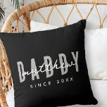 Cojín Decorativo Papi desde el 20XX moderno elegante simple<br><div class="desc">Este diseño sencillo y moderno se compone de una tipografía de san serif.</div>