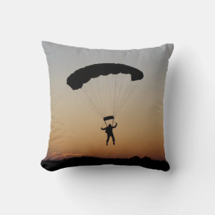 Cojín Decorativo Paracaídas de Skydiver en Sunset Sky Diver