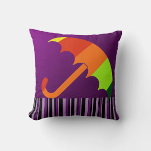 Cojín Decorativo Paraguas sobre fondo morado. Rayas retro
