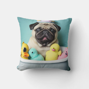 Cojín Decorativo Paraíso Pug: Una Belleza en el Baño en la Bañera