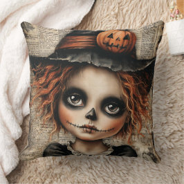 Cojín Decorativo Parchwork Whimsy: La muñeca que espera en las somb