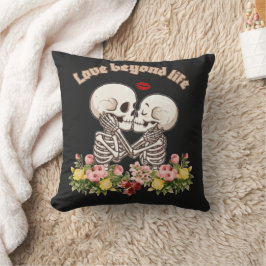 Cojín Decorativo Pareja de esqueletos besándose con Gótico Floral