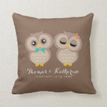 Cojín Decorativo Pareja De Lechuza Adorable<br><div class="desc">La almohada de lanzamiento Personalizado presenta un adorable ilustracion vectorial dos lindos búhos.</div>
