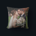 Cojín Decorativo Pareja de recién casados elegante foto de boda mon<br><div class="desc">Sumérjase en la belleza de sus momentos favoritos mientras cobran vida en una almohada. Ya sea un retrato familiar conmovedor,  un paisaje impresionante o una instantánea de una ocasión especial,  nuestras impresiones personalizadas capturan la esencia de sus recuerdos</div>