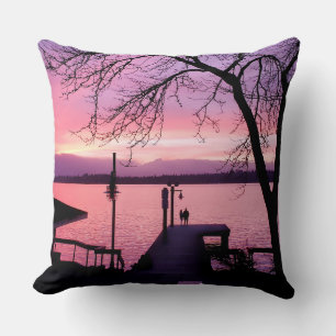Cojín Decorativo Pareja de silueta en el muelle con cielo rosa de s