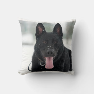 Cojín Decorativo pastor alemán negro en la nieve