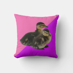 Cojín Decorativo Patitos sobre frambuesa rosa y sorbete morado