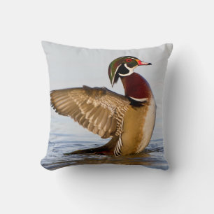 Cojín Decorativo Pato joya macho aleteando en humedal