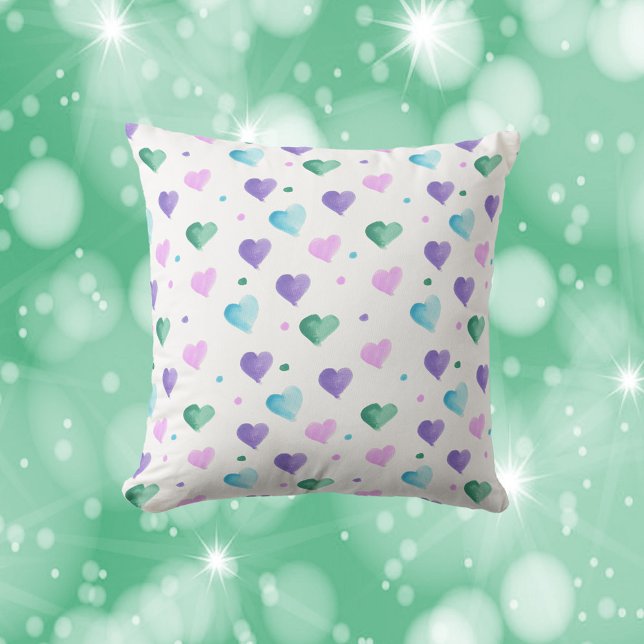Cojín Decorativo Patrón acuarela rosa azul morado verde (A throw pillow with water color hearts and polka dots done in pink, blue, purple and green.)
