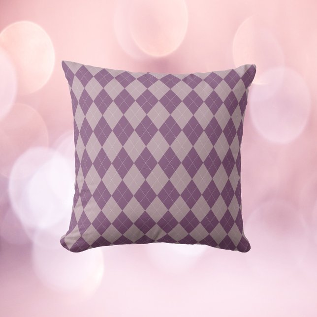 Cojín Decorativo Patrón argílico púrpura y de lavanda (A throw pillow with a purple and lavender argyle pattern)