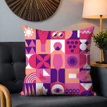 Cojín Decorativo Patrón Bauhaus de vino púrpura retro<br><div class="desc">Los Cojines decorativos Retro Pink Purple Wine Bauhaus Pattern presentan un patrón vintage de vino en rosa,  púrpura y blanco. Perfectos regalos para los amantes del vino para cumpleaños,  celebraciones,  regalos de agradecimiento,  Día de la Madre,  Navidades y envoltura de regalos de vacaciones. Creado por Evco Holidays www.zazzle.com/store/evcoholidays</div>