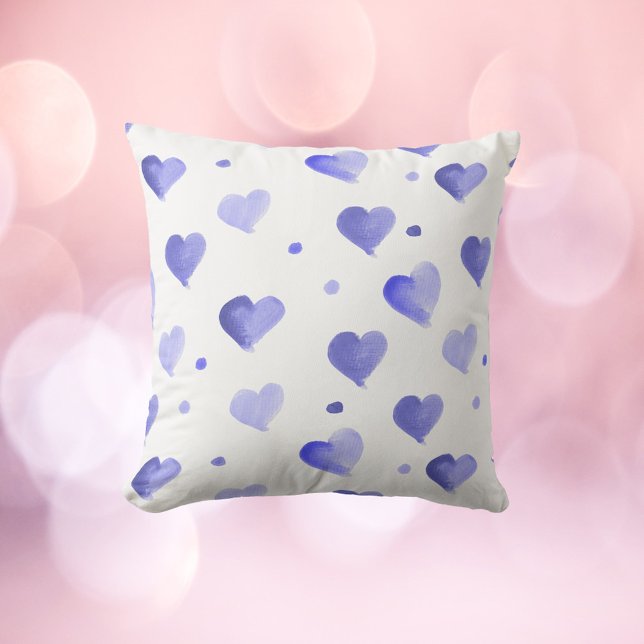 Cojín Decorativo Patrón de acuarela azul del corazón (A throw pillow with a cute watercolor heart and polka dot pattern done in blue.)