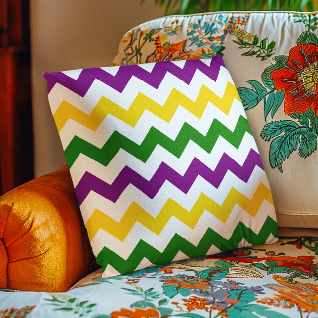 Cojín Decorativo Patrón de Chevron de Mardi Gras (Mardi Gras Chevron Pattern Throw Pillow)