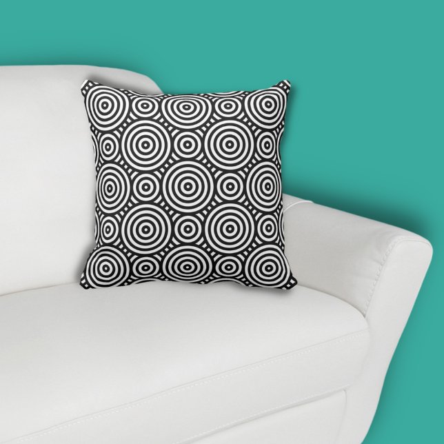 Cojín Decorativo Patrón de círculo negro étnico blanco (Ethnic Nested Circle Black Pattern on White Throw Pillow, color customization possible)