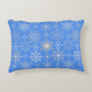 Cojín Decorativo Patrón de copo de nieve Blanco. BG azul claro