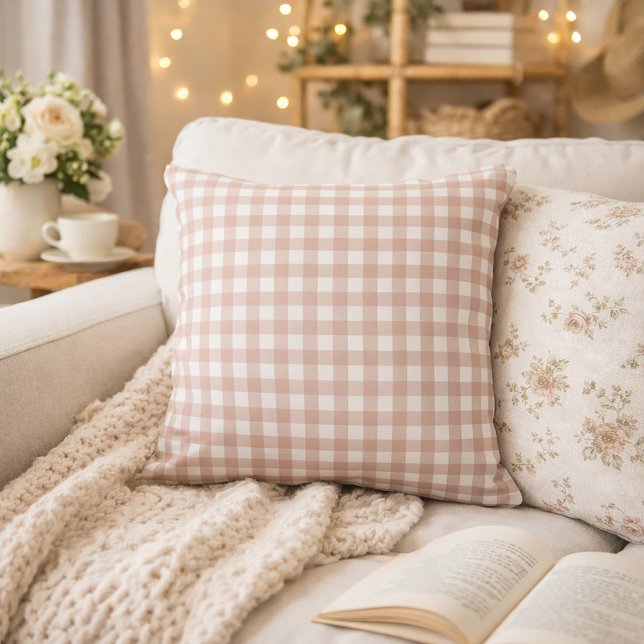 Cojín Decorativo Patrón de cuadros gingham rosa y blanco (A throw pillow with a pink and white gingham pattern.)