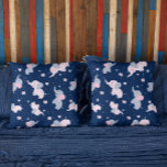 Cojín Decorativo Patrón de elefantes personalizados en azul marino<br><div class="desc">elefantes de color rosa y gris adorable al estilo personalizado en un patrón impecable sobre un fondo azul marino personalizado.</div>