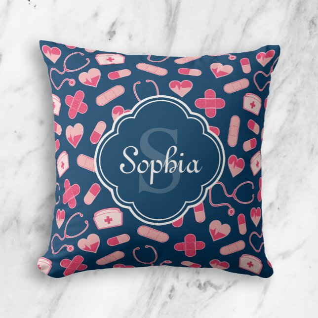 Cojín Decorativo Patrón de enfermera rosa y azul con monograma (Subido por el creador)