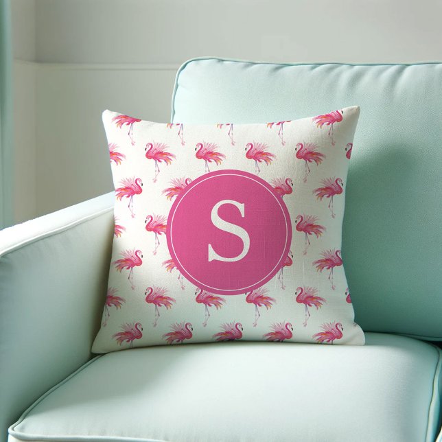 Cojín Decorativo Patrón de flamenco rosado tropical monogramado (Personalized gifts for her monogrammed pink flamingo pillow. Watercolor art by Victoria Grigaliunas)