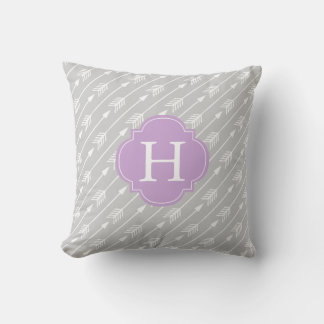 Cojín Decorativo Patrón de flechas monogramadas de lavanda