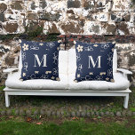 Cojín Decorativo Patrón de flor de crema azul marino retro<br><div class="desc">Un fondo azul marino con un estilo floral retro en blanco y crema. Personalice y añada su letra de monograma,  inicial.</div>