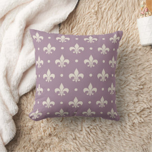 Cojín Decorativo Patrón de Flor de Lis plateado sobre fondo morado