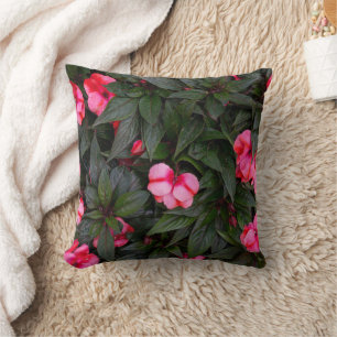 Cojín Decorativo Patrón de flores de Impatiens de Nueva Guinea rosa