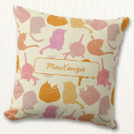 Cojín Decorativo Patrón de gato Naranja rosa personalizado<br><div class="desc">Modesto patrón de gato moderno en rosa y naranja en un fondo crema. Perfecto para los amantes de los animales. Arte original de Nic Squirrell. Cambie el nombre a personalizar.</div>