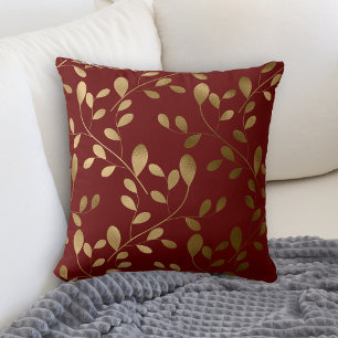 Cojín Decorativo Patrón de hoja de oro moderno sobre rojo burdeos