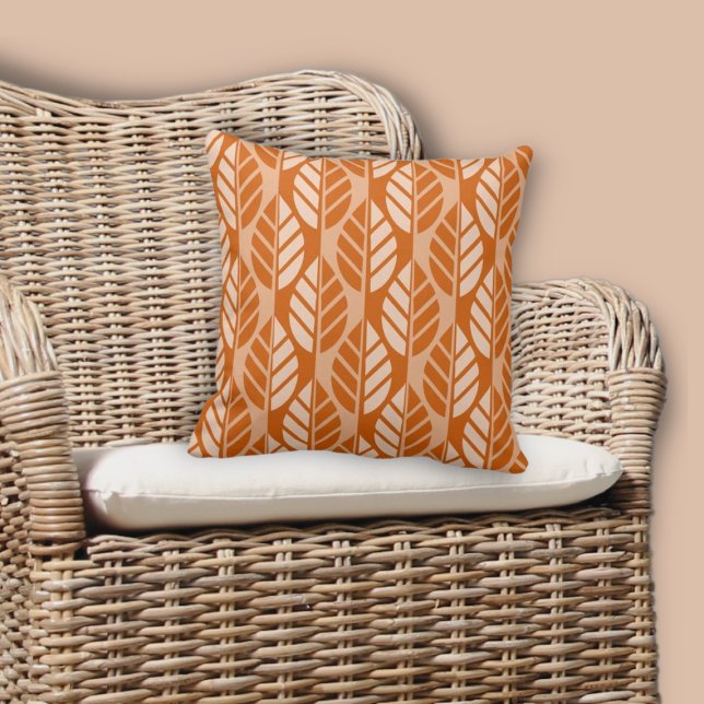 Cojín Decorativo Patrón de hojas modernas de Naranja quemado (Modern Burnt-Orange Leaves Pattern Throw Pillow)