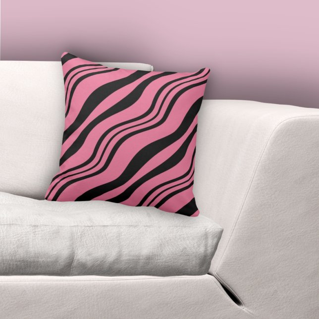 Cojín Decorativo Patrón de líneas onduladas elegantes en rosa y neg (Stylish Pink & Black Wavy Lines Pattern Throw Pillow)