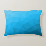 Cojín Decorativo Patrón de malla geométrica de gradiente cian azul<br><div class="desc">Malla geométrica triangular con gradiente oscuro azul claro. patrón,  sombrío,  malla,  triángulos,  geometría,  geométrica,  gradiente,  fresco,  triángulo,  brillante,  azul,  cian</div>