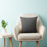 Cojín Decorativo Patrón de malla geométrica gradiente gris oscuro<br><div class="desc">Las habitaciones modernas presentan una decoración de almohadas con motivos de fondo de malla geométrica oscura y oscura de Guay. Diseño moderno sutil Elegante y fresco malla geométrica del Triángulo con gradiente gris oscuro blanco negro.</div>