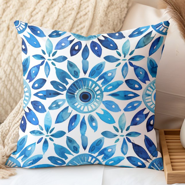Cojín Decorativo Patrón de mosaico azul marino (Mediterranean Watercolor Blue Tile Pattern Throw Pillow in a neutral boho bedroom.)