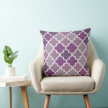 Cojín Decorativo Patrón de mosaico de quatrefoil marroquí púrpura m<br><div class="desc">El diseño de almohadas de acento cuadrado elegante y de moda presenta un patrón de baldosas de quatrefoil marroquí simétrico y tonos monocromáticos exóticos de lilac,  ciruela,  violeta y púrpura de berenjenas.</div>