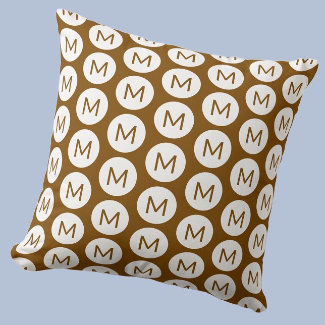Cojín Decorativo Patrón de punto inicial monograma Marrón personali (Polka dot spot pattern modern monogram initial personalized pillow In mocha brown)