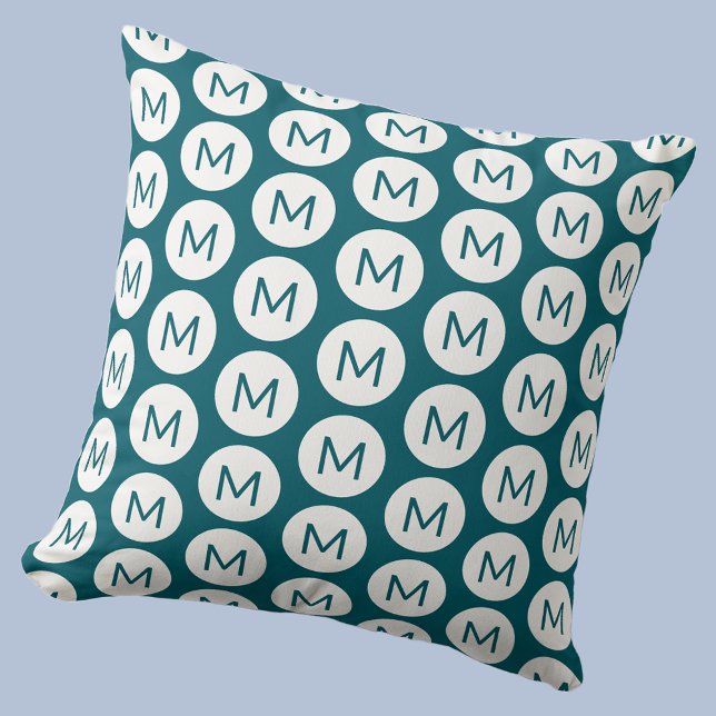Cojín Decorativo Patrón de punto inicial monograma Verde azulado pe (Polka dot spot pattern modern monogram initial personalized throw pillow In teal green)